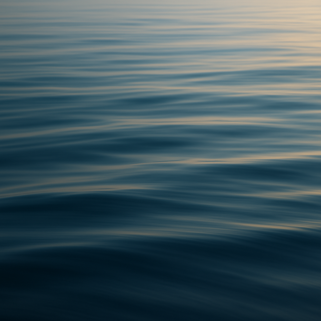 Agua tranquila rizando al amanecer